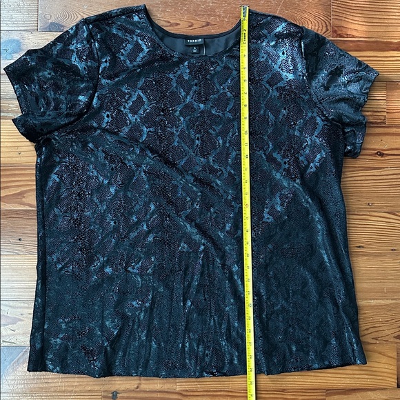 Black Snakeskin Print Velvet High Neck Tee NWT - Picture 4 of 4